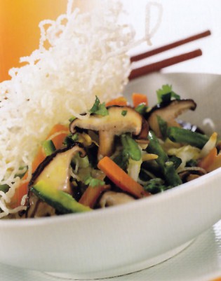 Sült rizstészta pirított zöldségekkel